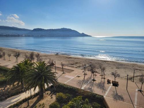 Apartamento primera línea Roses con vistas al mar AV-09