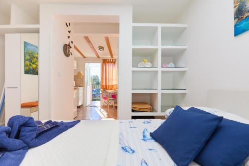 Sunny Charming Apartment