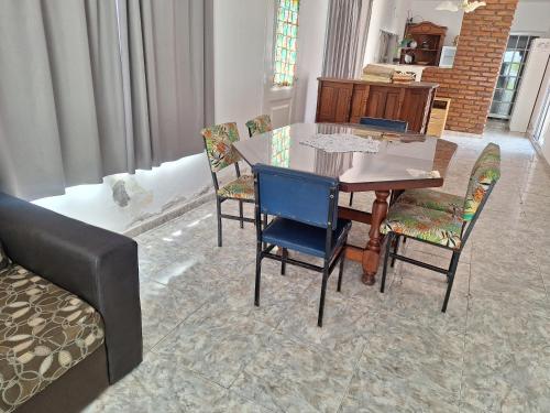 einem Esstisch mit Stühlen und einem Laptop darauf in der Unterkunft Dpto Lu 2 in Villa Mercedes