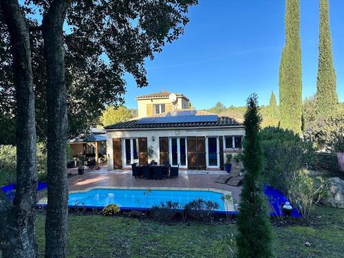 une maison avec une piscine dans la cour dans l'établissement Carcassonne Plage, Pool villa, à Carcassonne