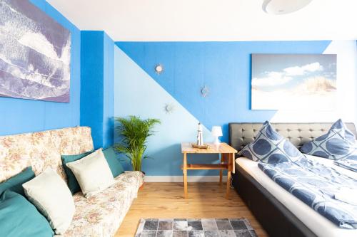 Ruang duduk di - Ocean Haven Deluxe with Coastal Charm - 2-Room Sea-Inspired Apartment 75 qm - Central Location - Elegant Nautical Design - Renovated in 2024 with TV & Netflix - Full Kitchen & Free Parking - Near Metro & Airport - King Beds -