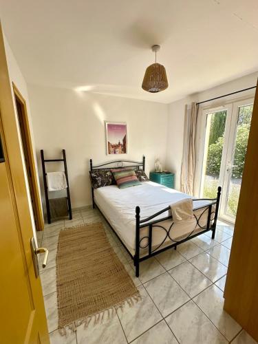 une chambre avec un lit et une fenêtre dans l'établissement Carcassonne Plage, Pool villa, à Carcassonne