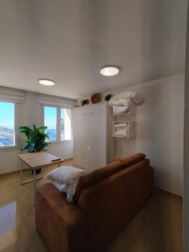 una sala de estar con un sofá y una mesa en MIRAMAR con vistas, en Sierra Nevada