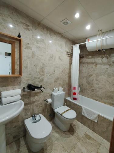 un baño con inodoro y lavabo en MIRAMAR con vistas, en Sierra Nevada