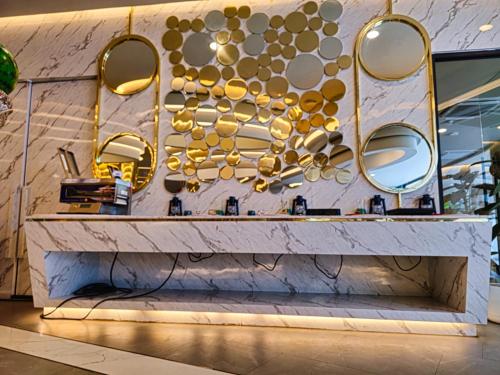 eine Theke mit goldenen Spiegeln an einer Wand in der Unterkunft Super 2Bdr Apartament La Vita Rawai Naiharn beach in Rawai Beach