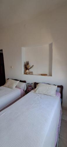 two beds sitting next to each other in a bedroom at Casa Tota in Assomada