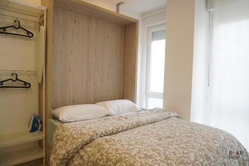 un dormitorio con una cama y una ventana en CH Madrid Sur, en Madrid