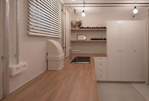Dapur atau dapur kecil di - Ocean Haven Deluxe with Coastal Charm - 2-Room Sea-Inspired Apartment 75 qm - Central Location - Elegant Nautical Design - Renovated in 2024 with TV & Netflix - Full Kitchen & Free Parking - Near Metro & Airport - King Beds -