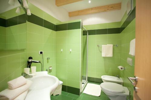A bathroom at Gasserhof Aicha