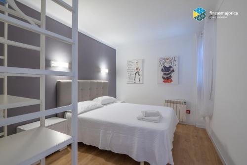 una camera bianca con un letto e una scala di Apto Antic 302 Pax 4 a S'Illot