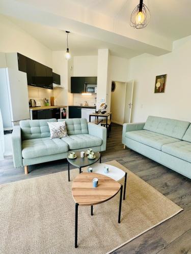 un salon avec deux canapés et une table dans l'établissement Horizon House - Roissy CDG - Parc des Expos, à Villepinte