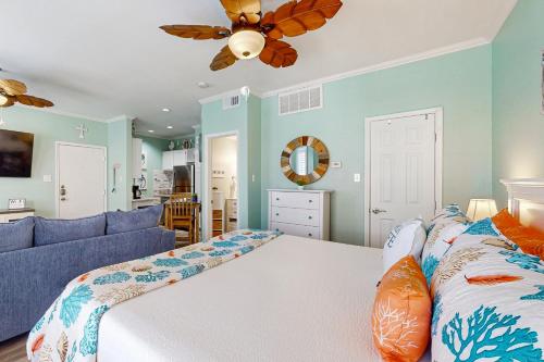 una camera da letto con un letto e un divano blu di Island Getaway a Padre Island