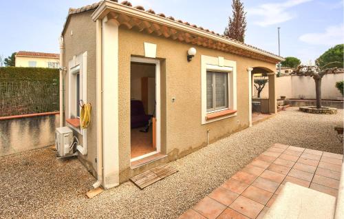 Cette petite maison dispose d'une porte et d'une terrasse. dans l'établissement Frutiere 1, à Caromb