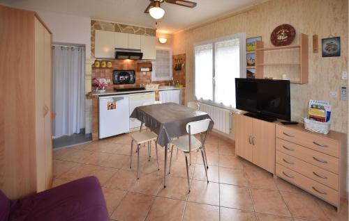 une cuisine avec une table et des chaises dans une pièce dans l'établissement Frutiere 1, à Caromb