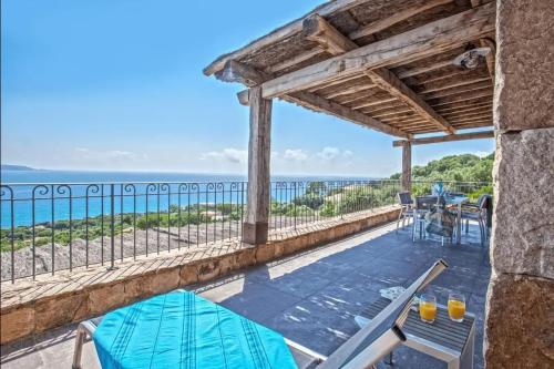 Cette villa offre une vue sur l'océan. dans l'établissement Appartement avec vue sur la mer à Olmeto, à Olmeto