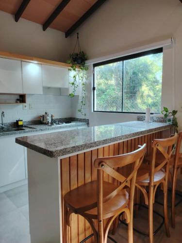 Adorable casa en San Bernardinoにあるキッチンまたは簡易キッチン