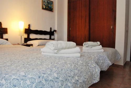 pokój hotelowy z łóżkiem z ręcznikami w obiekcie Carabeo 28 Apartments Casasol w mieście Nerja