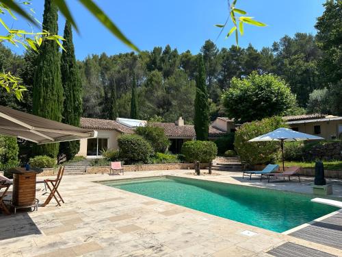 Propriété : 300 M² + (25 M² d'annexe / Pool House) sur 5 ha boisé à 10' d'Aix en Provence