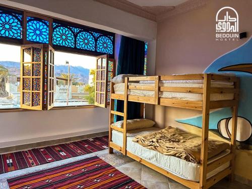 Postel nebo postele na pokoji v ubytování Bedouin Hostel- دار البدوي