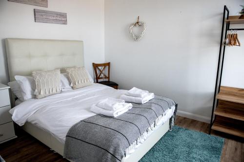 Postel nebo postele na pokoji v ubytování The Pearl Suite by Margate Suites