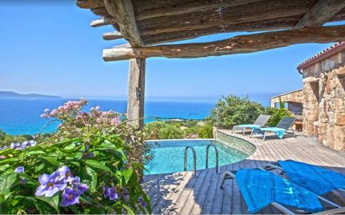 une villa avec une piscine et l'océan dans l'établissement Villa moderne avec piscine privée à Olmeto - 95 m², à Olmeto