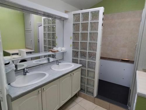 łazienka z 2 umywalkami i prysznicem w obiekcie Maison lumineuse à 700m de la plage avec jardin clos, 4 chambres, 2 salles de bain, terrasse et WIFI - FR-1-418-206 w mieście Le Palais