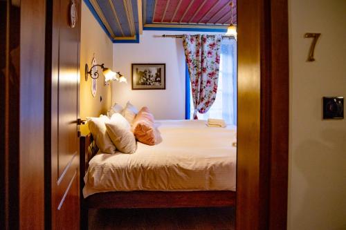 Postel nebo postele na pokoji v ubytování Arktouros Hotel