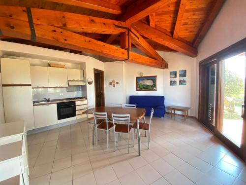 Køkken eller tekøkken på Villetta Capo Coda Cavallo 2