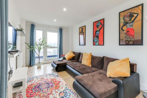a living room with a brown couch and a rug at Prime location, Panoramic city views, Surround Balcony Near Train Stn - Central Luton in Luton