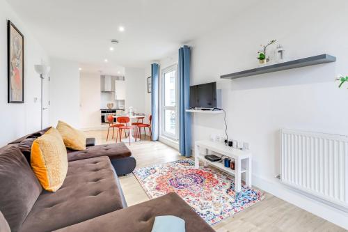 a living room with a couch and a table at Prime location, Panoramic city views, Surround Balcony Near Train Stn - Central Luton in Luton