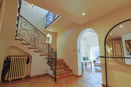 a hallway with a spiral staircase in a house at Villa avec vue panoramique et piscine à Saint-Raphael in Saint-Raphaël
