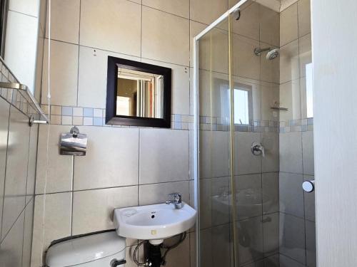 un bagno con lavandino e doccia di Mikasa Guesthouse a East London