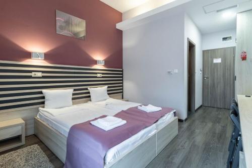 a bedroom with a large bed in a room at Altus Hotel & Spa in Praid