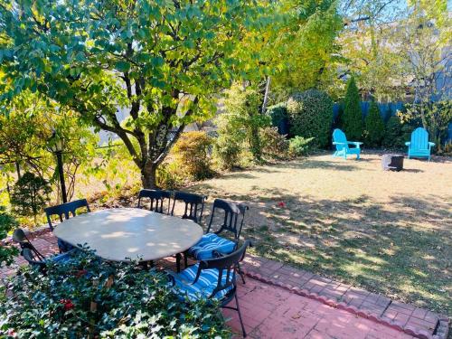 a table and chairs in a yard with a tree at Spacious 3 bedroom house 45mins to NYC great hotel alternative for big group in Port Chester