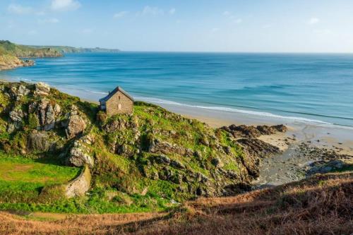 une maison sur une falaise à côté de l'océan dans l'établissement Mobil home 1 Loft, à Plouha