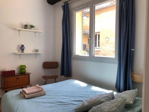 Ένα ή περισσότερα κρεβάτια σε δωμάτιο στο Chambre en centre ville avec jacuzzi