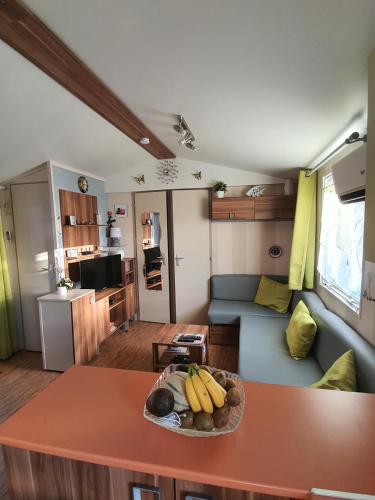Cette chambre comprend une table avec un bol de bananes. dans l'établissement Camping les Salins de la Gardiole, à Vic-la-Gardiole