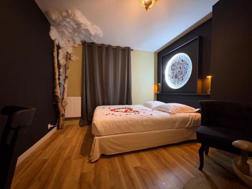 - une chambre avec un lit et une fenêtre ronde dans l'établissement Votre expérience insolite - Clair de lune, à Caen