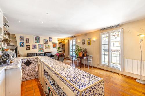 - une cuisine et un salon avec un grand comptoir dans l'établissement GuestReady - Classic Parisian stay near Bastille, à Paris