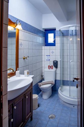 Koupelna v ubytování Arktouros Hotel