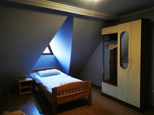 a bed in a room with a blue wall at Хостел-готель Кремзлик in Yasinya