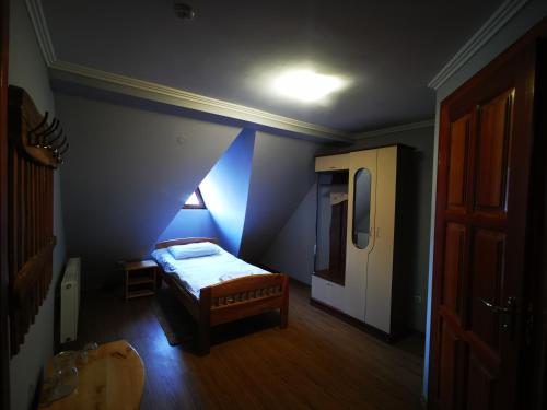 a bedroom with a bed in a blue room at Хостел-готель Кремзлик in Yasinya