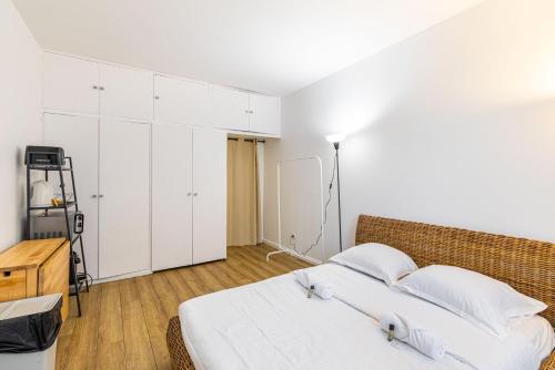 - une chambre avec un grand lit et des placards blancs dans l'établissement GuestReady - L'Petite Maison Rouge, à Paris
