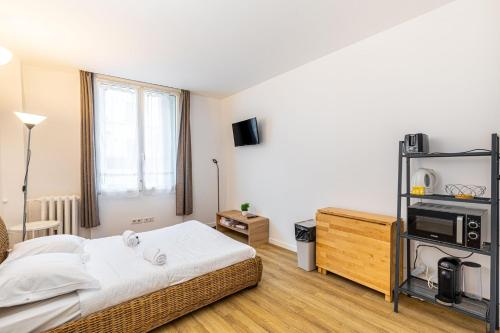 une chambre avec un grand lit et une fenêtre dans l'établissement GuestReady - L'Petite Maison Rouge, à Paris