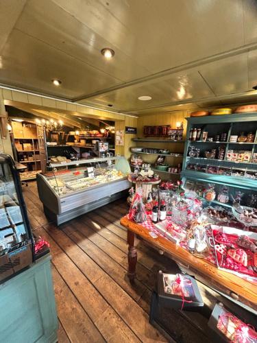 a store with a counter with food on display at Bovenop 19 in Hippolytushoef