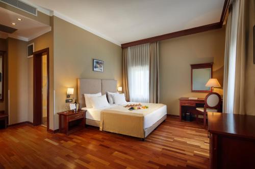 a hotel room with a bed and a desk at BO Hotel Palazzo in Poreč