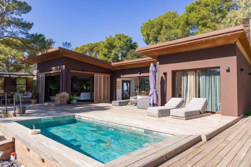 une maison avec une piscine et une terrasse dans l'établissement Luxueuse villa bord de mer, à La Seyne-sur-Mer