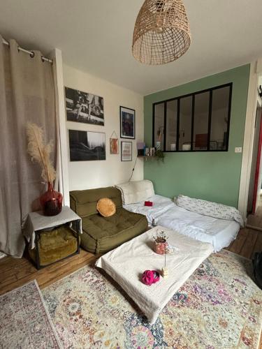 un salon avec deux lits et un canapé dans l'établissement Appt 2 pers - Hyper-centre de Nantes, à Nantes