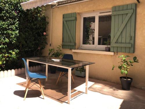 Φωτογραφία από το άλμπουμ του Chambre en centre ville avec jacuzzi στη Νιμ
