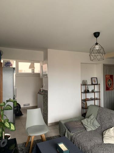 Katil atau katil-katil dalam bilik di Chambre dans appartement proche école MBS